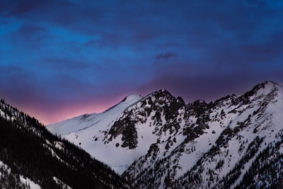 蓝天雪山